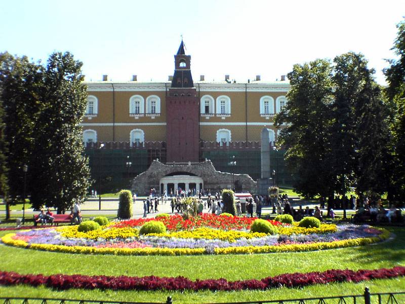 Du lịch Nga du khách tham quan khu vườn Alexander