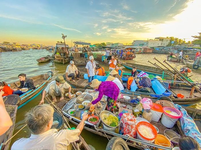 cai rang floating market, can poetry tourism, western specialties, western travel, visit cai rang floating market, try 4 cheap but unforgettable experiences