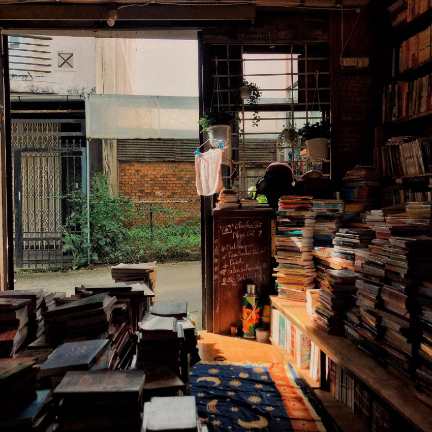 me li library thư, nice coffee shop in da lat, visit dalat, me li library, a cafe for book lovers, like peace