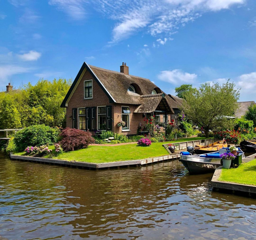 ancient village, giethoorn, netherlands, travel abroad, travel around europe, travel the world, giethoorn, a roadless village known as the ‘venice of the netherlands’