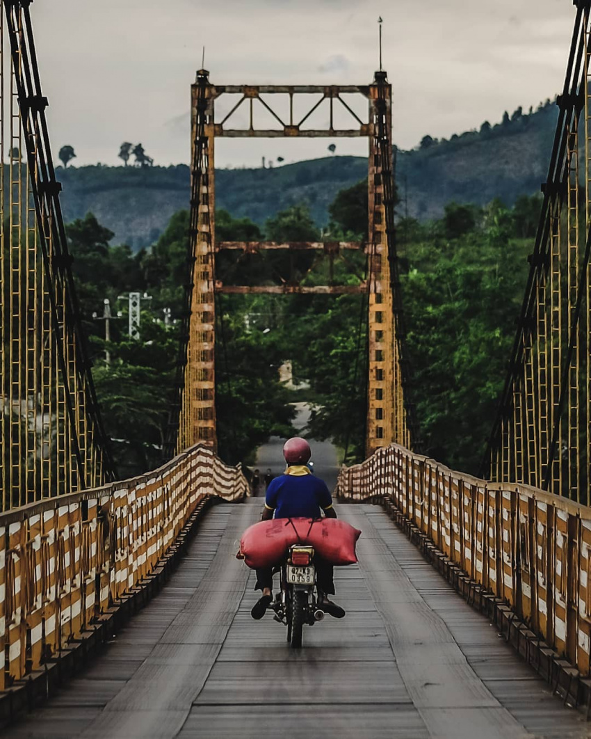 check-in point, kon klor . suspension bridge, kon klori suspension bridge, kon tum, kon klor kon tum suspension bridge, a soft silk strip of the mountains and forests of the central highlands