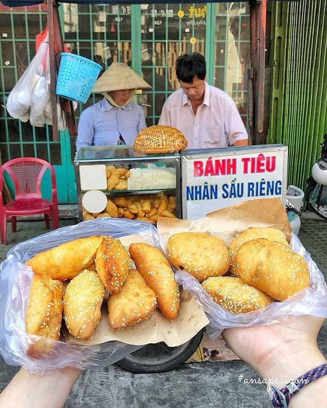 durian pepper cake, saigon cuisine, street food, vietnamese cakes, the famous 6,000 durian pepper cake of an elderly couple in ha ton quyen