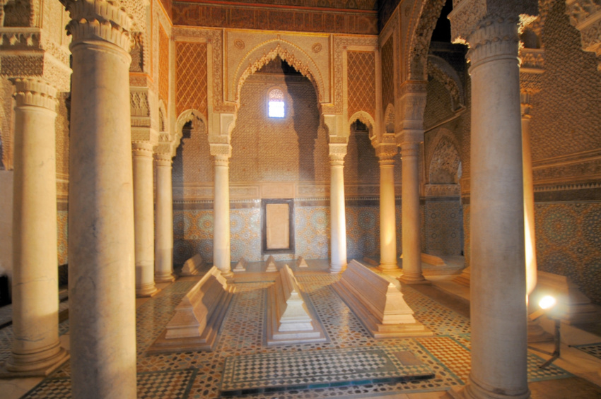 du lịch maroc: tham quan lăng tombeaux saadiens và thánh đường hồi giáo koutoubia