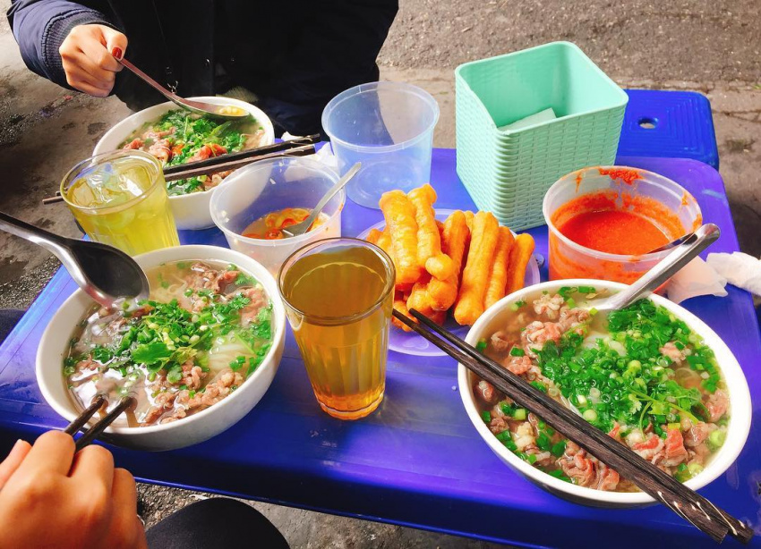 delicious beef noodle soup, delicious pho restaurant in hanoi, delicious restaurant in hanoi, vietnamese specialties, where is the famous place to eat delicious beef noodle soup in hanoi?