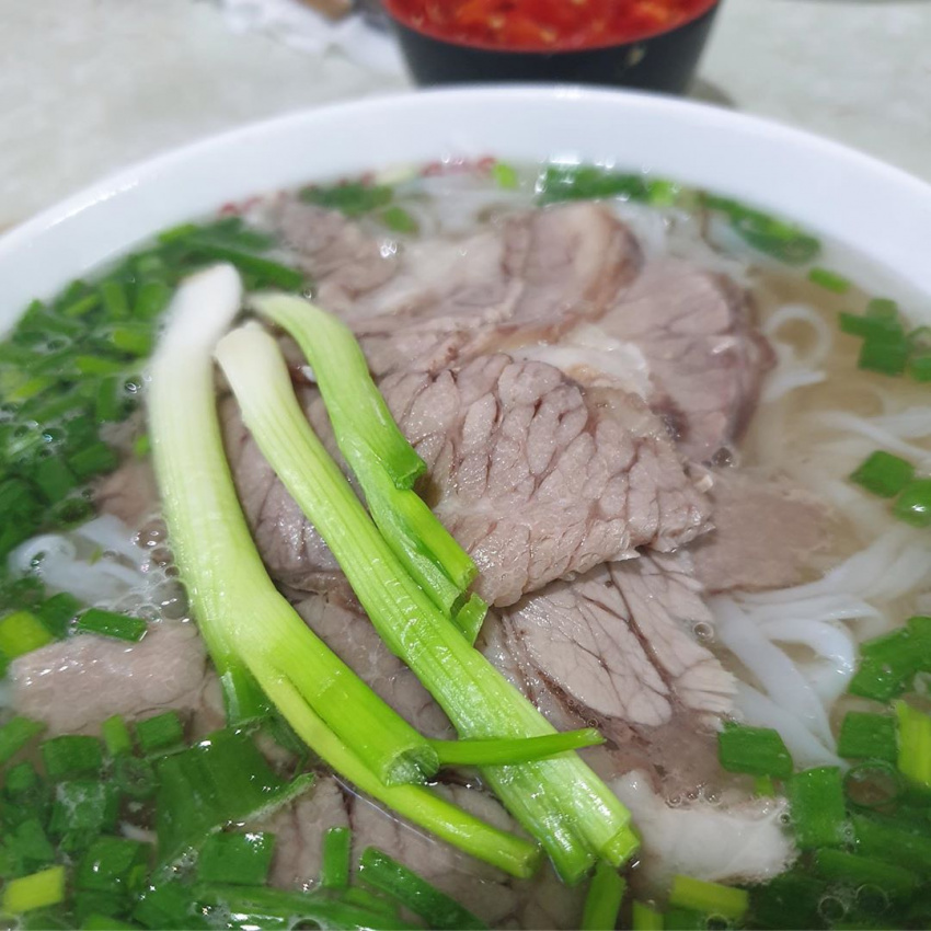 delicious beef noodle soup, delicious pho restaurant in hanoi, delicious restaurant in hanoi, vietnamese specialties, where is the famous place to eat delicious beef noodle soup in hanoi?
