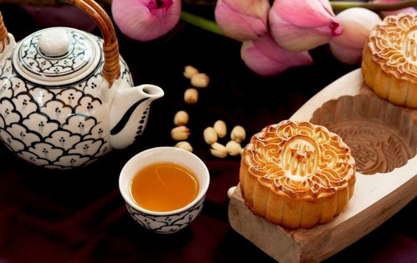 moon cake, vietnamese specialties, eat moon cake, drink tea