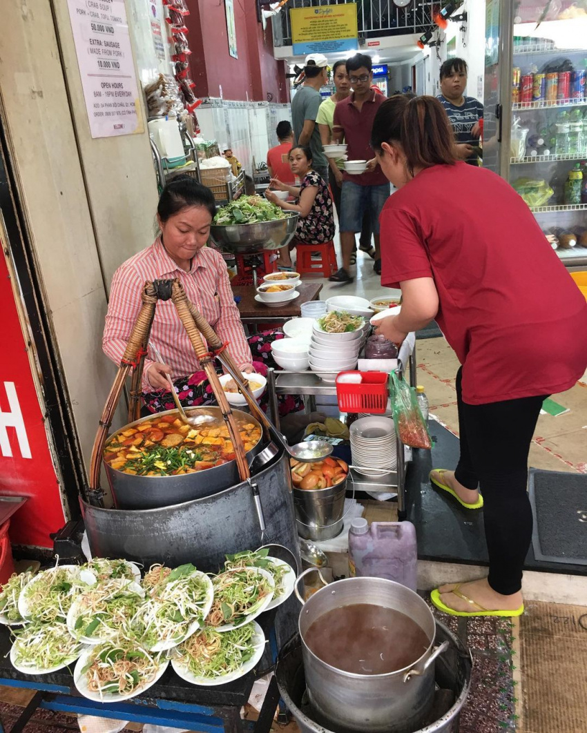 delicious restaurant in saigon, noodle soup, saigon cuisine, the 40-year-old vermicelli shop is ‘expensive to cut into pieces’, tran thanh, dam vinh hung and many vietnamese stars have all checked-in