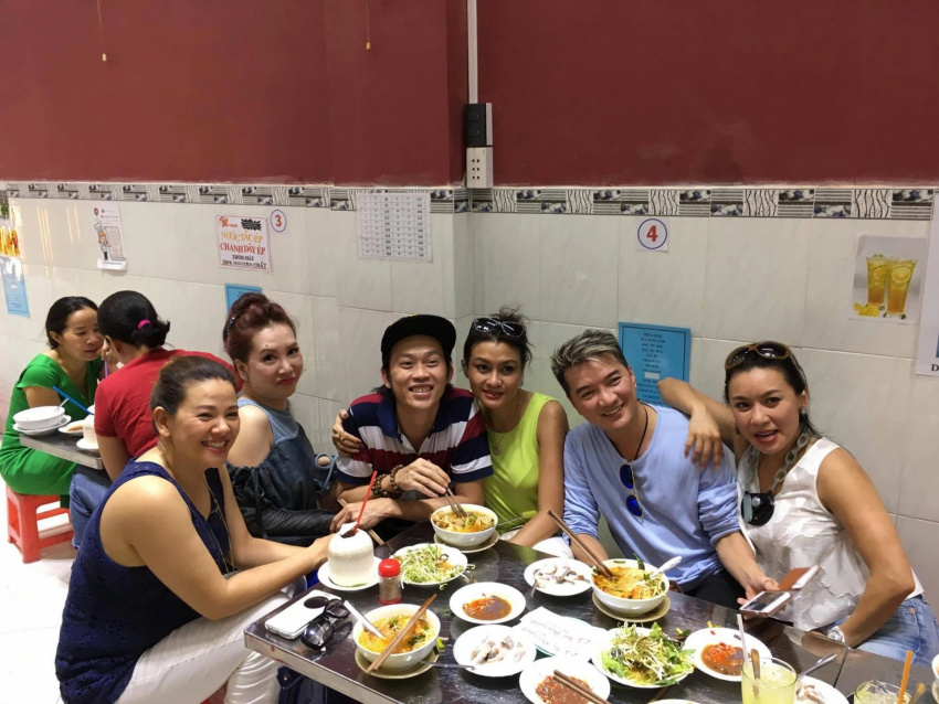 delicious restaurant in saigon, noodle soup, saigon cuisine, the 40-year-old vermicelli shop is ‘expensive to cut into pieces’, tran thanh, dam vinh hung and many vietnamese stars have all checked-in