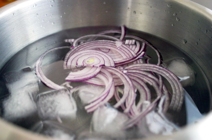 5 simple tips to help you get rid of the pungent smell of onions in a moment