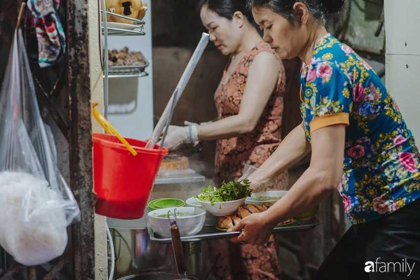 delicious restaurant in hanoi, hanoi night eatery, hanoi night noodle shop, night pho, 5 hanoi night noodle shops are delicious and heart-warming, there are shops selling all night