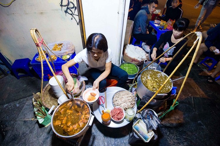 delicious restaurant in hanoi, hanoi night eatery, hanoi night noodle shop, night pho, 5 hanoi night noodle shops are delicious and heart-warming, there are shops selling all night