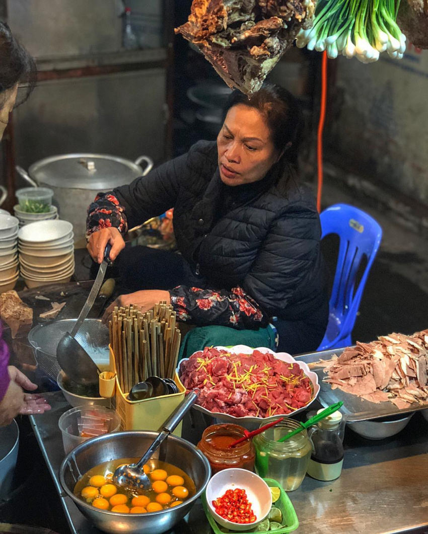 delicious restaurant in hanoi, hanoi night eatery, hanoi night noodle shop, night pho, 5 hanoi night noodle shops are delicious and heart-warming, there are shops selling all night