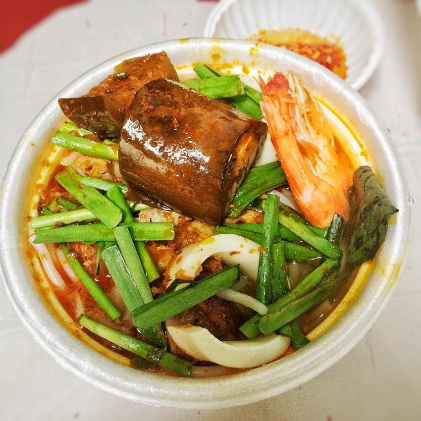alley 76, delicious restaurant 1, hai ba trung alley cuisine in district 1, saigon food alley, two grandmothers, what to eat in district 1, what are the delicious dishes that alley 76 hai ba trung, district 1 is always crowded with?