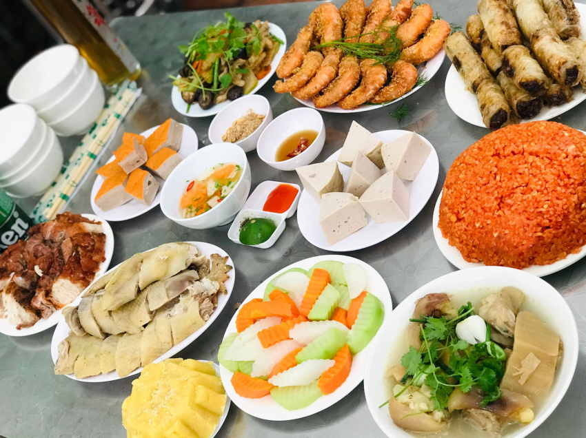chicken, steamed chicken with lemon leaves, vietnamese cuisine, vietnamese specialties; steamed chicken with lemon leaves, wedding party, steamed chicken with lemon leaves – the ‘legendary’ dish of every wedding tray, even very luxurious