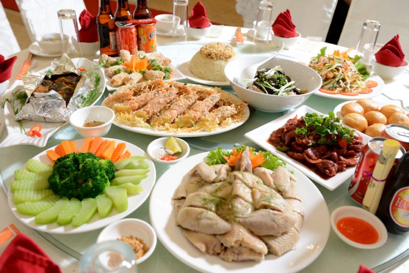 chicken, steamed chicken with lemon leaves, vietnamese cuisine, vietnamese specialties; steamed chicken with lemon leaves, wedding party, steamed chicken with lemon leaves – the ‘legendary’ dish of every wedding tray, even very luxurious