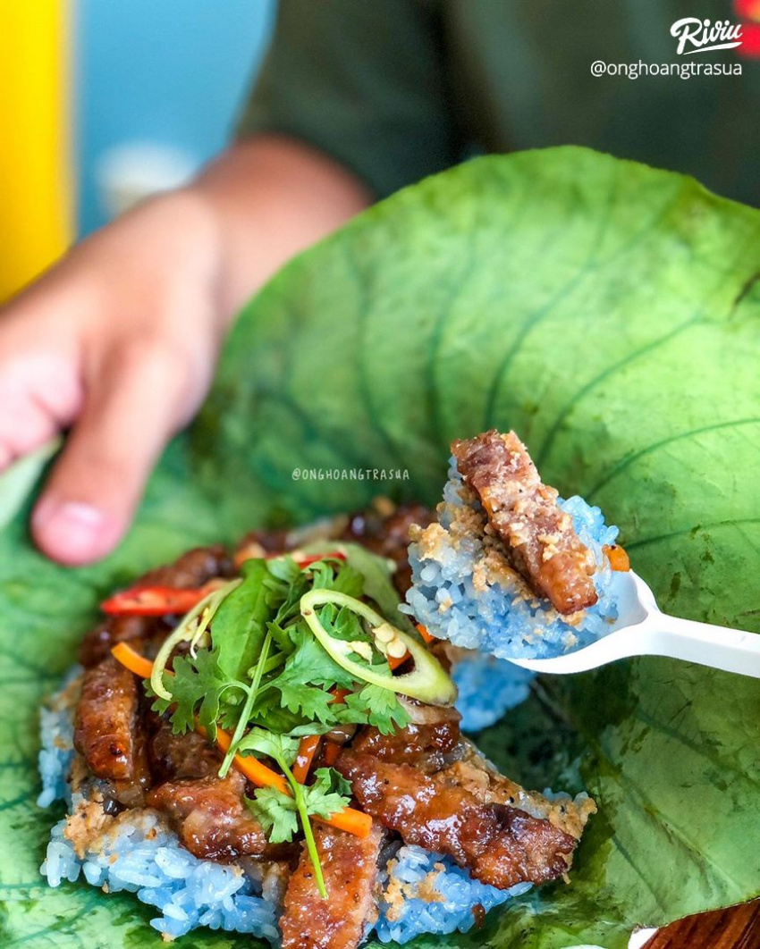 Blue bean sticky rice wrapped in lotus leaves is very attractive in District 10, Saigon