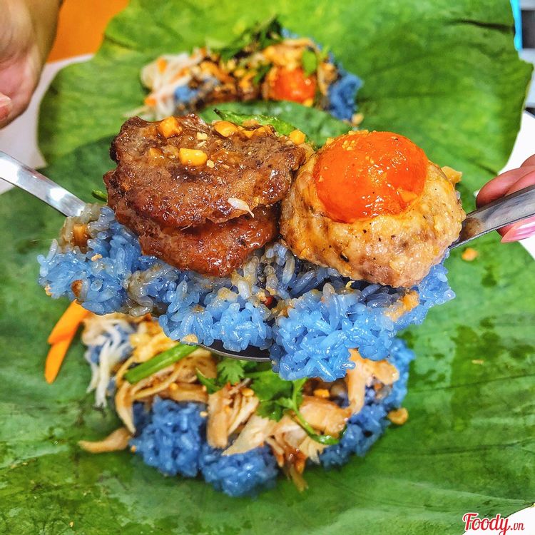 blueberry sticky rice, delicious sticky rice in saigon, blue bean sticky rice wrapped in lotus leaves is very attractive in district 10, saigon