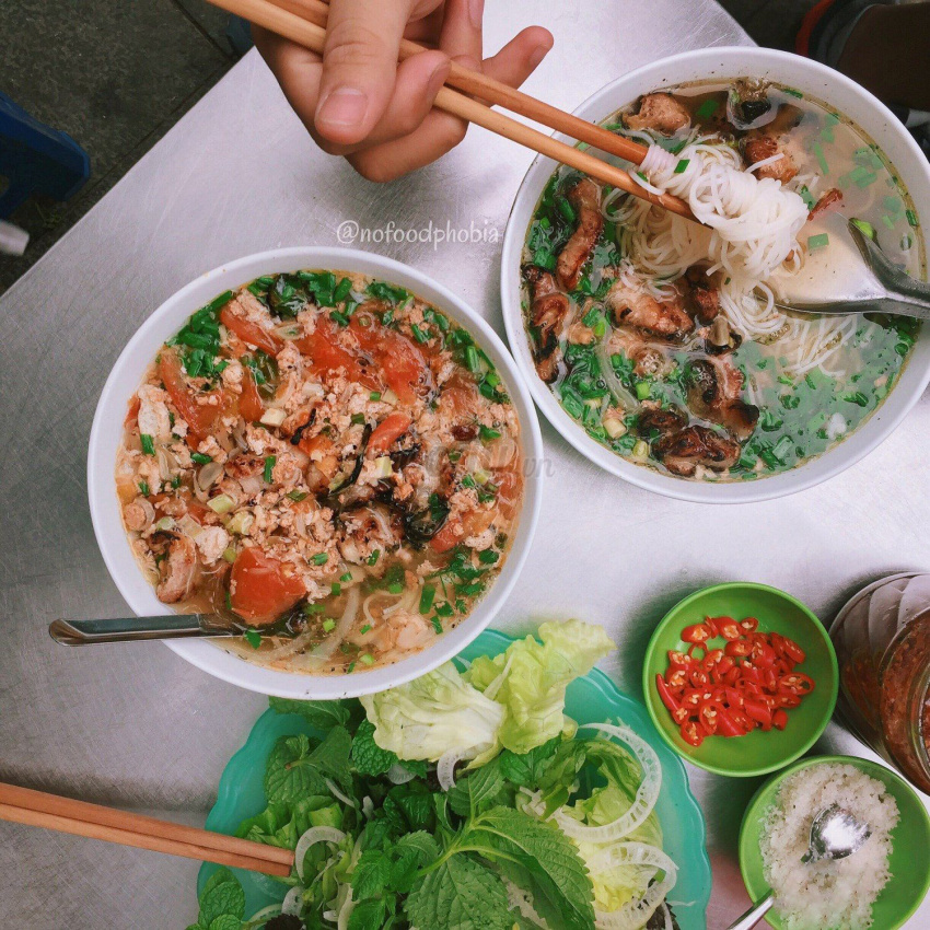 grilled pork vermicelli, following in the footsteps of the proud bride, phanh lee, went to eat vermicelli with grilled meat ‘out of stock’ at 9am on phung hung street