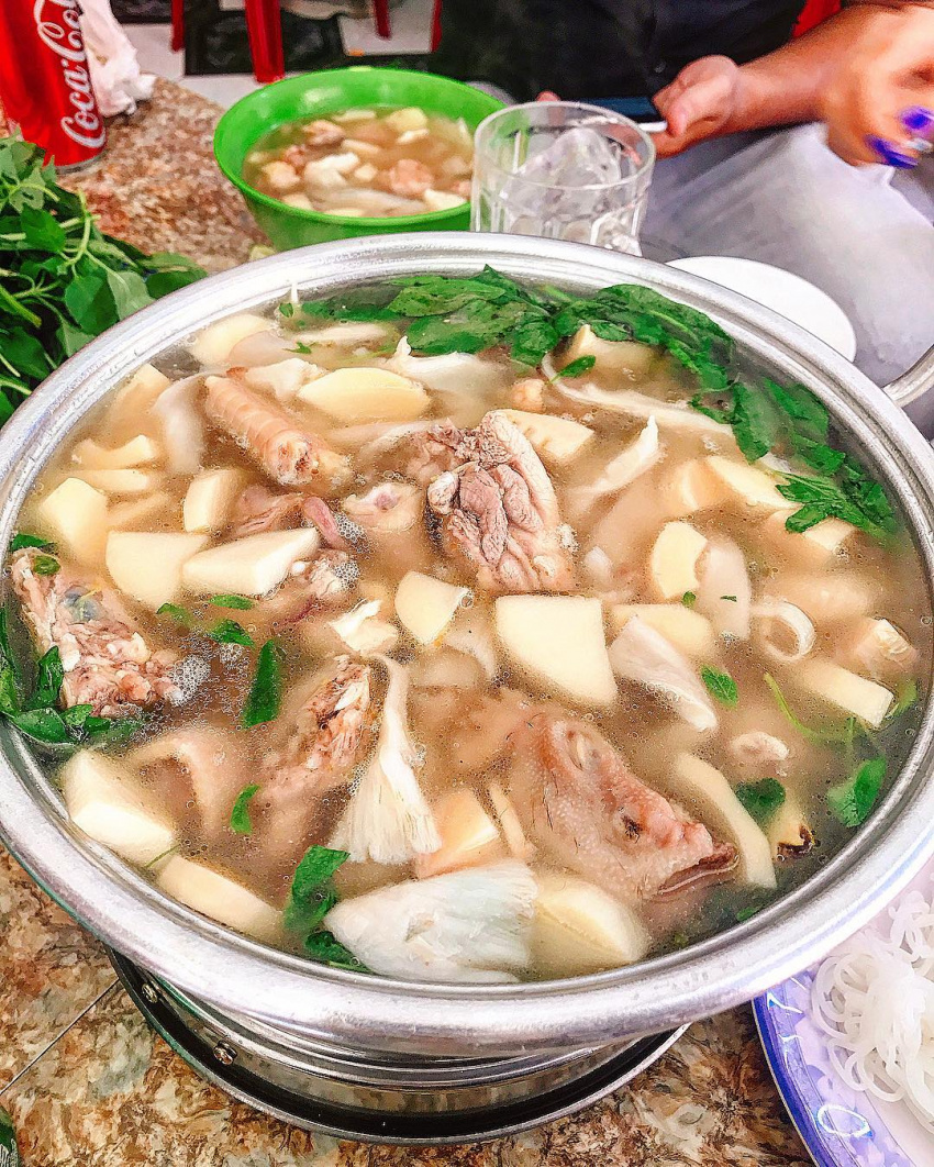 Chicken hotpot with é leaves, a delicious dish not to be missed in Da Lat