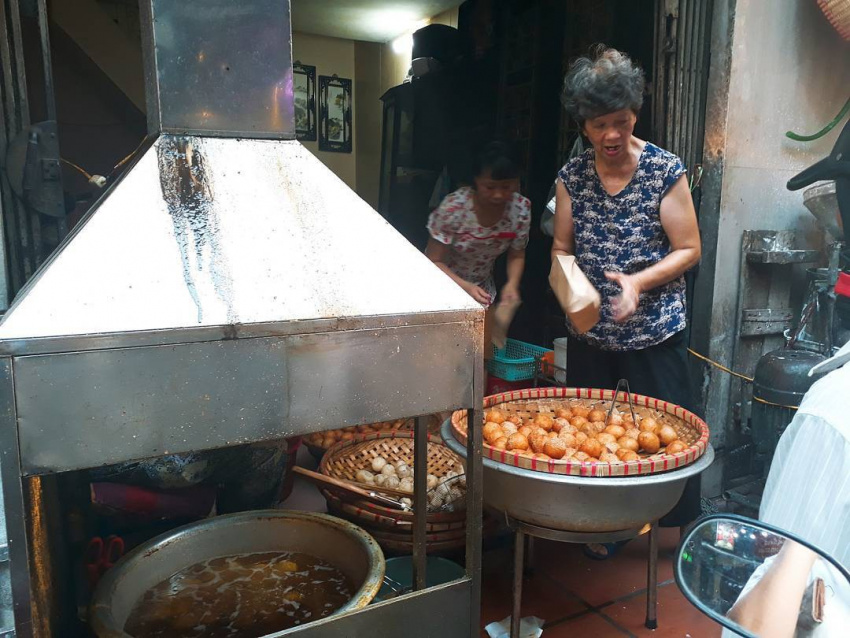 hot donuts, hot donuts, the elegant entertainment of hanoi’s autumn day