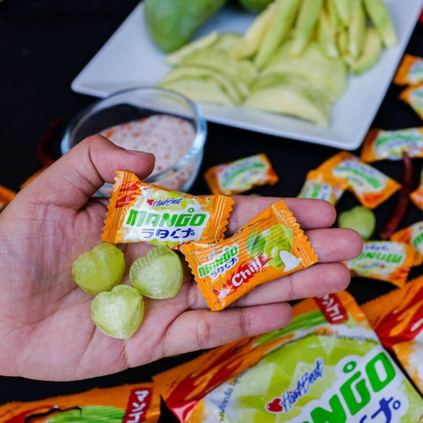 mango candy with salt and pepper, travel abroad, travel to thailand, world cuisine, mango candy with salt and pepper and a series of snacks from thailand are loved by young people