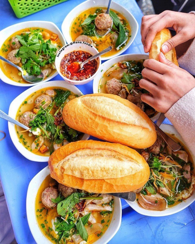 da lat, da lat speciality, dalat cuisine, delicious restaurant in da lat, vietnam tourism, vietnamese specialties, visit dalat, can cake and shumai bread, 2 typical breakfast dishes of da lat