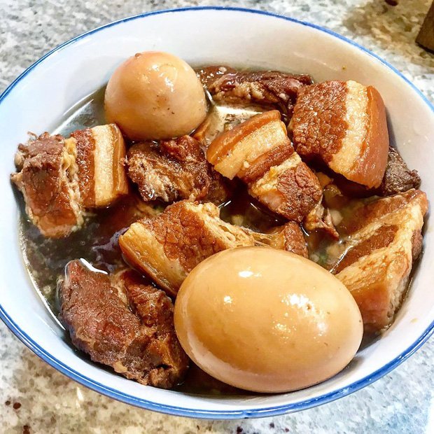 Why is braised duck meat an indispensable dish in the Southern Tet tray?