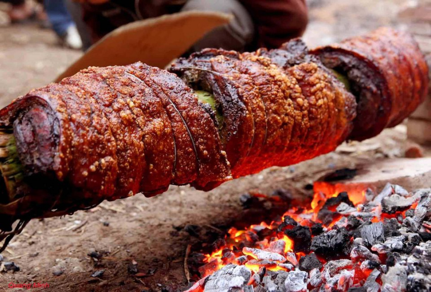 Roasted pork, irresistible delicious specialty of Duong Lam ancient village