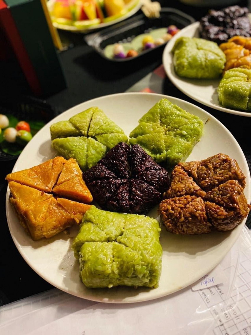 chung cake, expensive banh chung, lunar new year, price of banh chung, tet specialties, vietnamese cuisine, 3 brands of banh chung selling for hundreds of thousands are still extremely expensive
