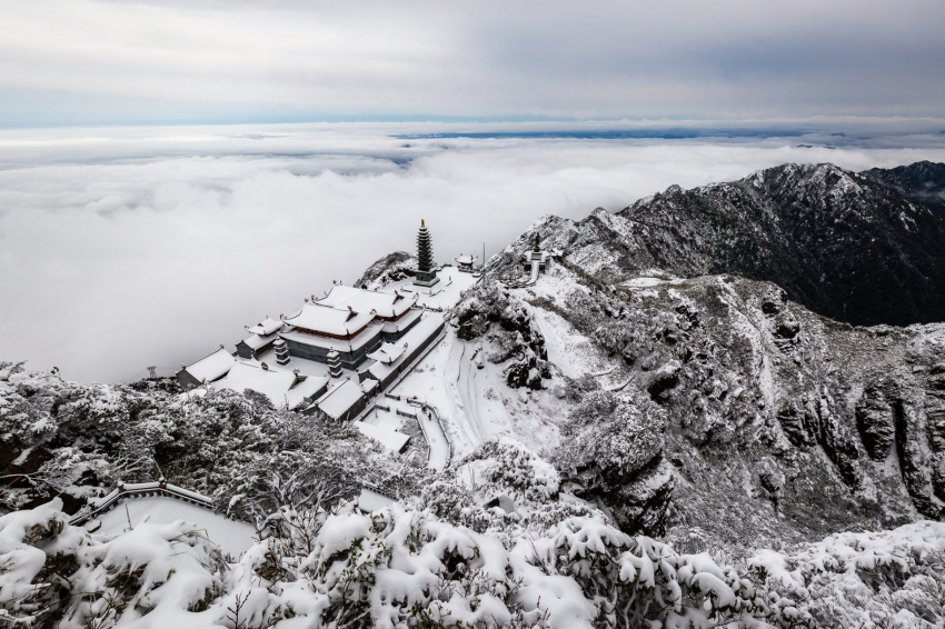 The scenery is as beautiful as Europe when it snows on the top of Fansipan on the day of Tet