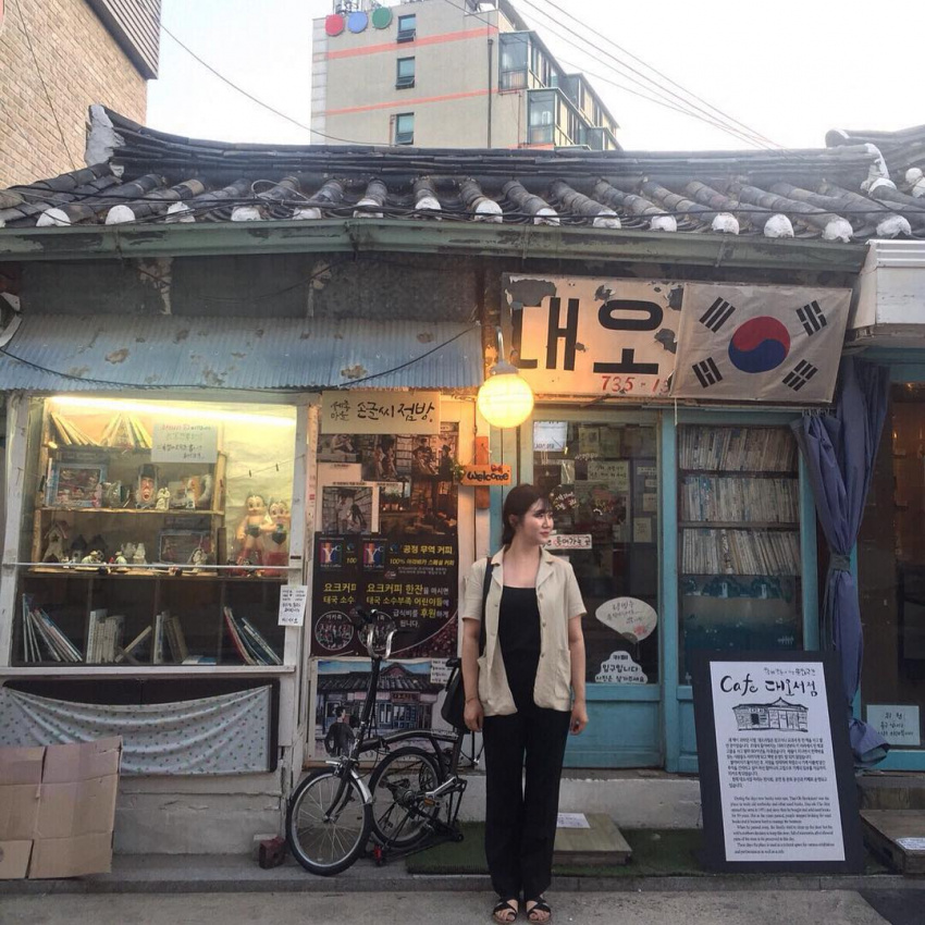 bookstore, dae oh, dae oh bookstore, korea, dae oh bookstore cafe, an old coffee shop that looks like it came out of reply 1988 in seoul
