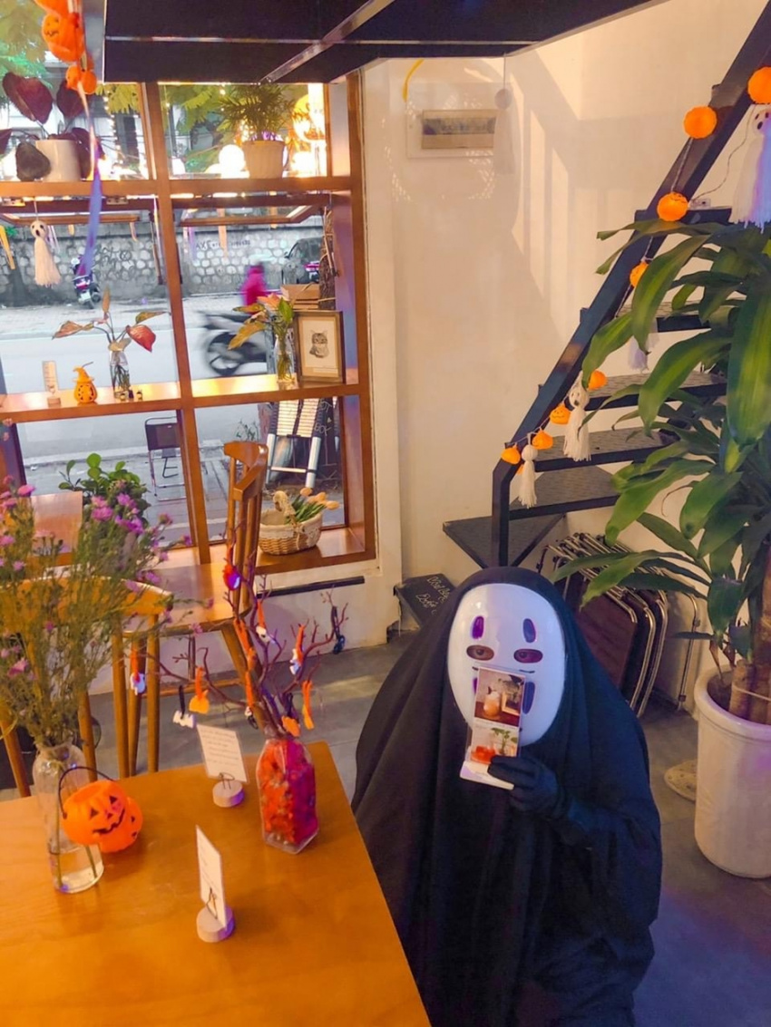 a beautiful cafe, halloween, halloween 2020, halloween masquerade, nice cafe, nice cafe in hanoi, nice coffee shop in da lat, where to play halloween in hanoi?  here are 4 decorated cafes suitable for virtual living