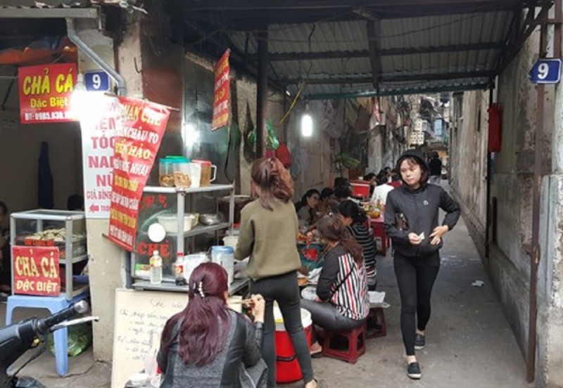 8 quán bánh tôm giòn rụm mà bạn không thể bỏ qua tại Hà Nội