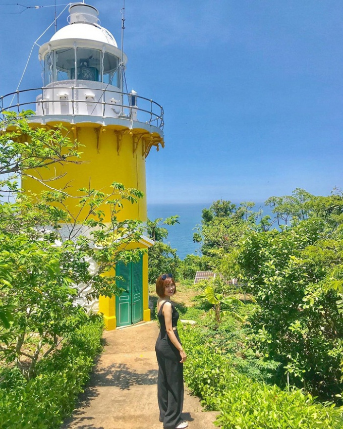 What are the interesting things about the famous Tien Sa and Thuan Phuoc lighthouses in Da Nang?