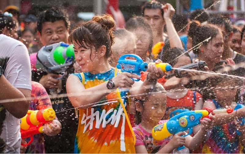 đi du lịch thái lan tham gia lễ hội té nước lớn nhất cả nước