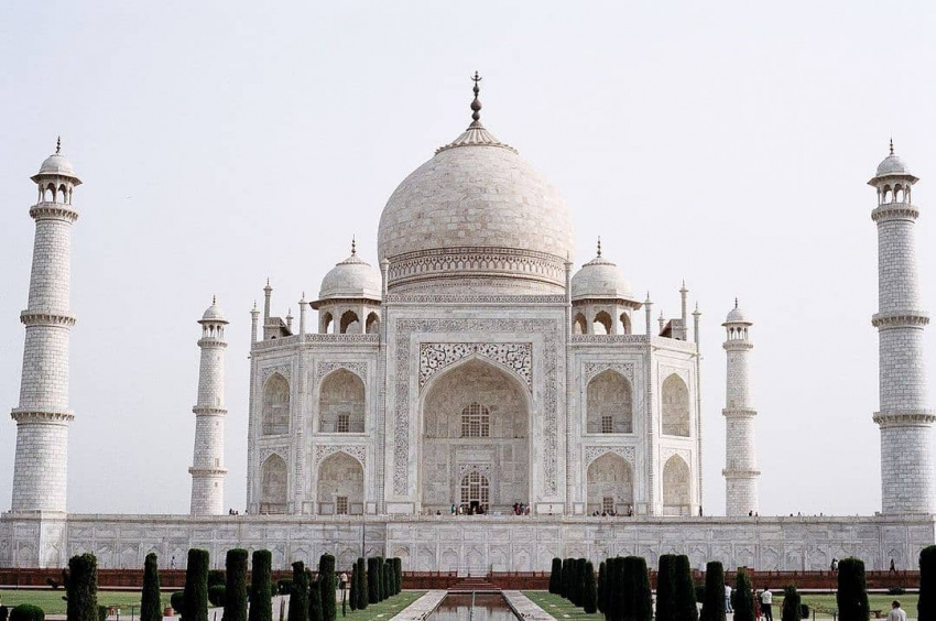 Taj Mahal, famous temple symbolizing love in India Ấn