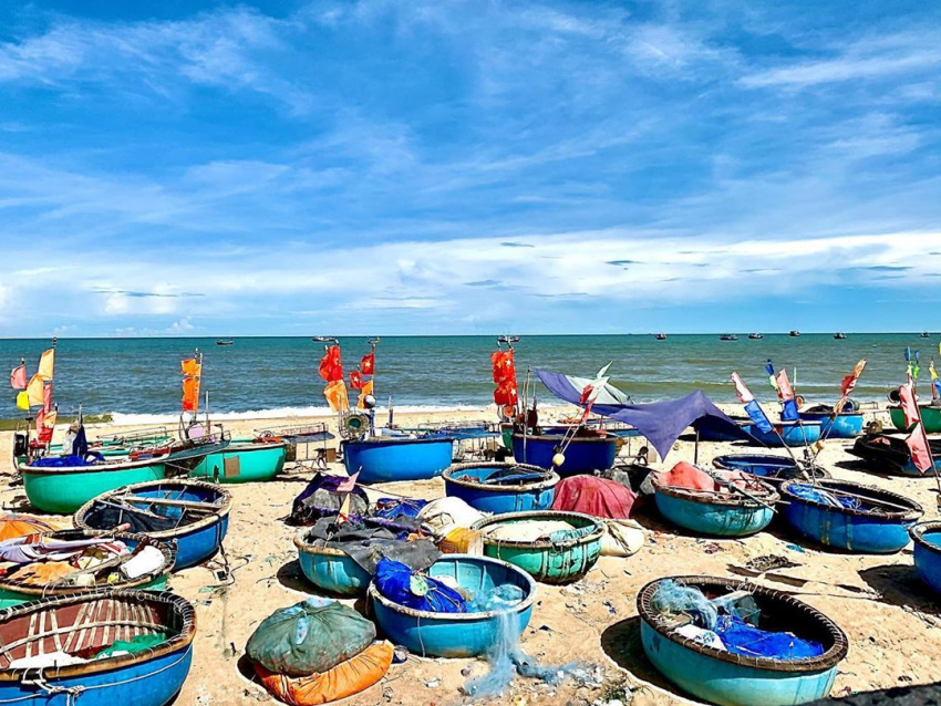 vietnam tourism, weekend travel, 3 beaches near saigon, many seafood are very suitable for weekend travel