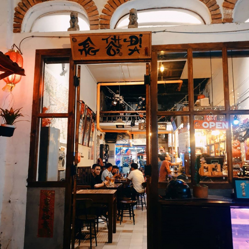 a beautiful cafe, hong kong style, 3 hong kong style cafes in the 90s attract young people in saigon