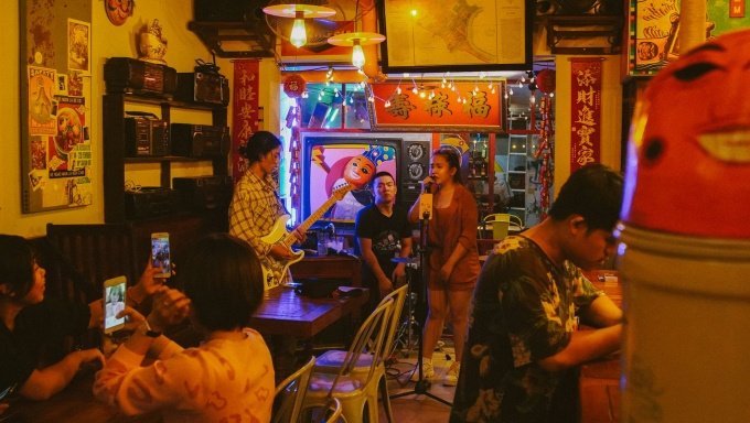a beautiful cafe, hong kong style, 3 hong kong style cafes in the 90s attract young people in saigon