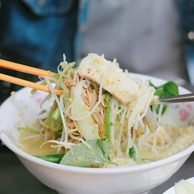 Noodle soup Num Bo Choc from Cambodia fascinates Saigon people