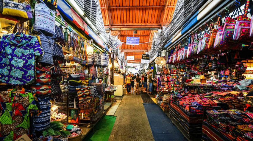 Shopping experience at Chatuchak market, the largest flea market in Thailand
