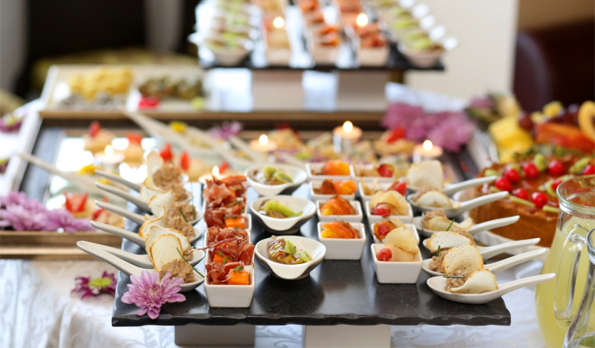 buffet, cuisine, finger food, finger food – interesting features of special dishes at the welcome party tiệc
