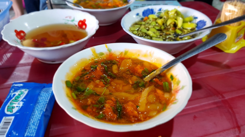 Come to the ancient capital of Hue to taste the simple yet delicious Nam Pho soup cake
