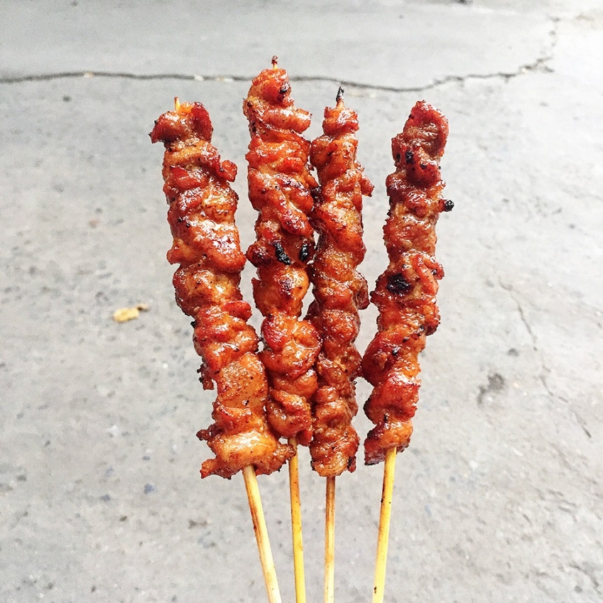 delicious restaurant in hanoi, grilled skewers, hanoi cuisine, hanoi specialties, traveling hanoi, vietnam tourism, vietnamese specialties, grilled meat on skewers, an irresistible afternoon snack when hanoi is cold