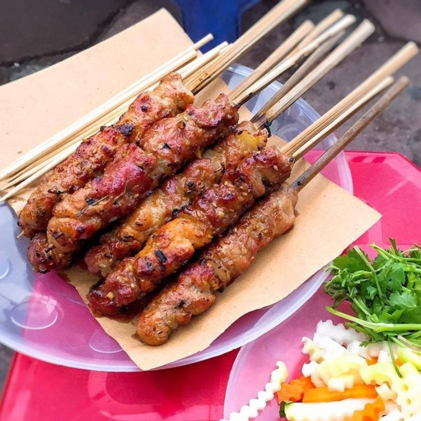 delicious restaurant in hanoi, grilled skewers, hanoi cuisine, hanoi specialties, traveling hanoi, vietnam tourism, vietnamese specialties, grilled meat on skewers, an irresistible afternoon snack when hanoi is cold