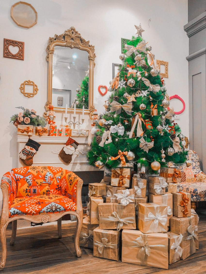a beautiful cafe, christmas, delicious restaurant in hanoi, nice cafe in hanoi, noel 2020, romantic cafe, celebrate christmas early on the weekend with 9 sparkling cafes in hanoi
