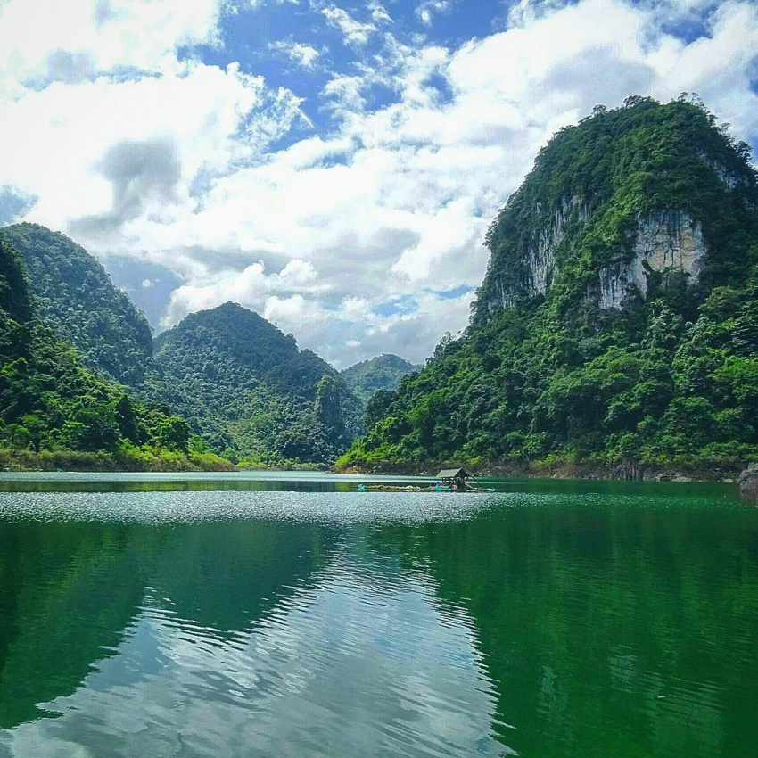 Lake Thang Hen, a picturesque blue lake that attracts tourists in Cao Bang