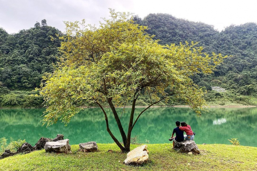 cao bang tourism, ho thang hen, thang hen lake, vietnam travel, lake thang hen, a picturesque blue lake that attracts tourists in cao bang