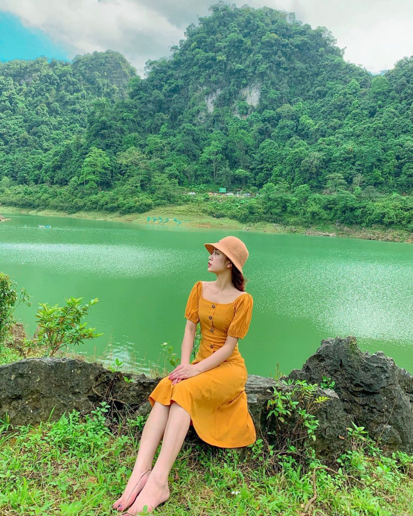 cao bang tourism, ho thang hen, thang hen lake, vietnam travel, lake thang hen, a picturesque blue lake that attracts tourists in cao bang