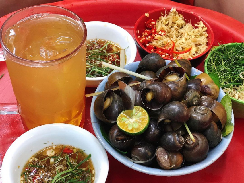 autumn in ha noi, delicious boiled snail shop, delicious restaurant in hanoi, hanoi cuisine, hanoi specialties, hanoi winter, winter food, 3 delicious boiled snail shops in hanoi when it’s cold, it’s crowded with customers